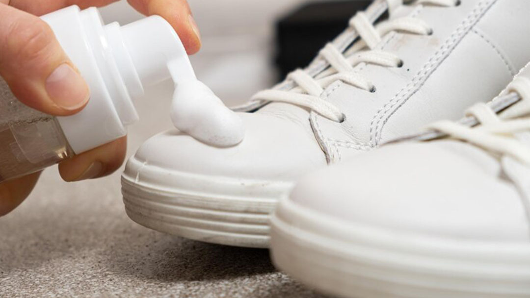 cara mencuci sepatu putih