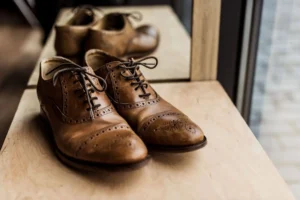 cara memperbaiki sepatu kulit yang retak