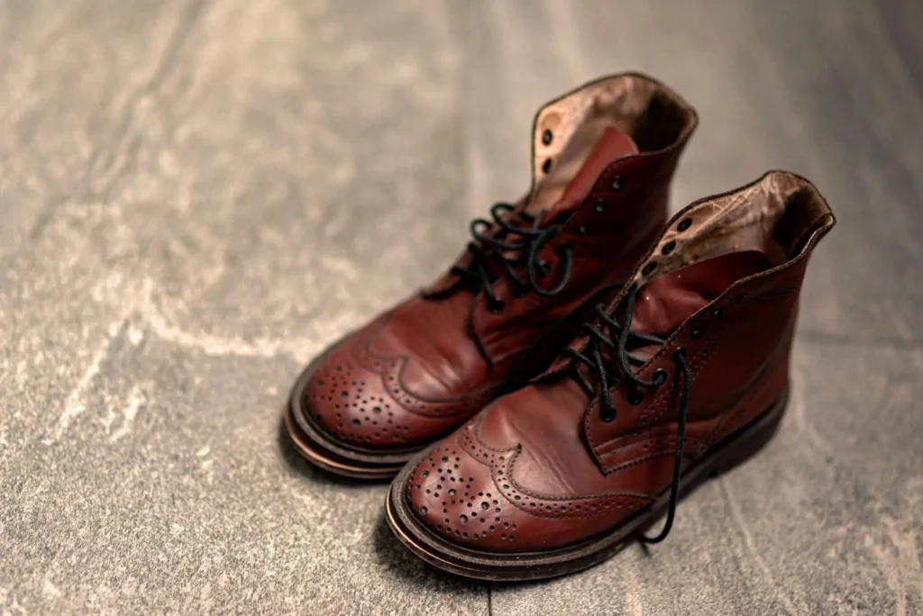 sepatu kulit retak